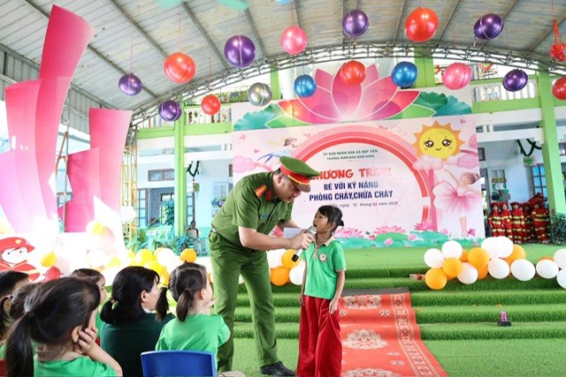 C&aacute;n bộ chiến sĩ C&ocirc;ng an x&atilde; Hợp Tiến giao lưu với c&aacute;c em học sinh.