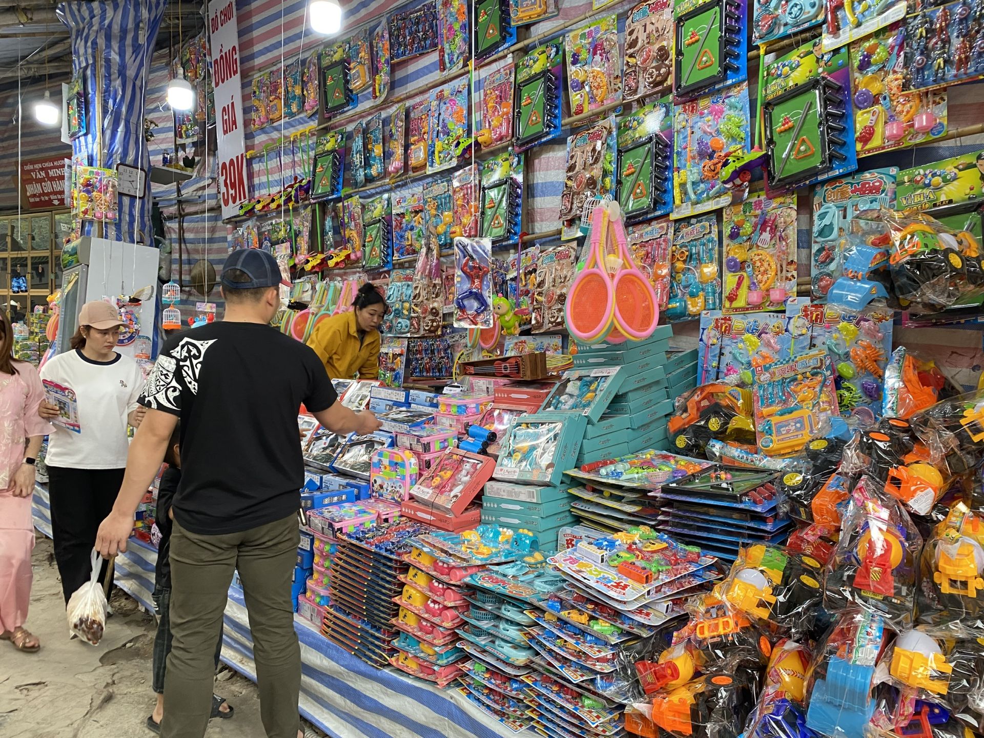 La liệt c&aacute;c quầy h&agrave;ng b&agrave;y b&aacute;n đồ chơi trẻ em