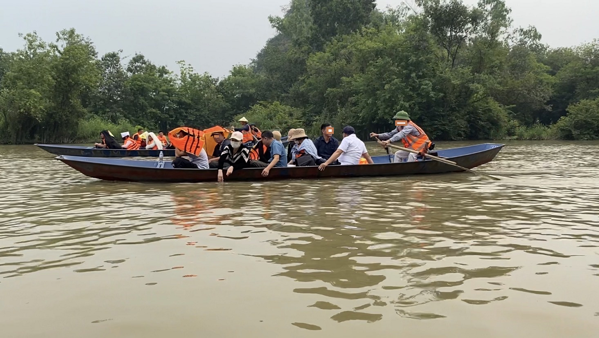 ... thuyền &iacute;t...