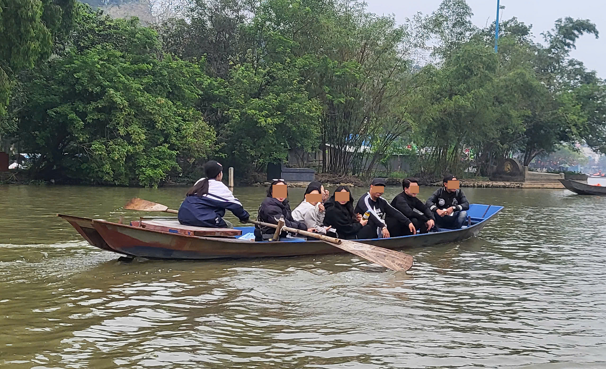 C&oacute; đ&ograve; cả đo&agrave;n kh&ocirc;ng chấp h&agrave;nh việc mặc &aacute;o phao. Ngay kể cả người l&aacute;i đ&ograve; cũng kh&ocirc;ng mặc &aacute;o đồng phục, đ&ograve; sử dụng động cơ điện để chở kh&aacute;ch.