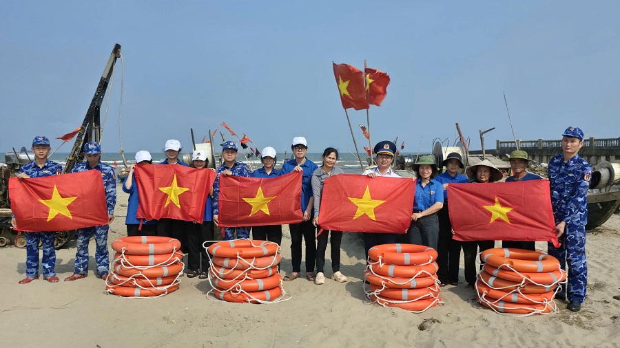 Hải đội 102 trao tặng cờ Tổ quốc và phao cứu sinh cho đại diện Đoàn xã Tiên Điền và ngư dân địa phương. Hải đội 102 trao tặng cờ Tổ quốc và phao cứu sinh cho đại diện Đoàn xã Tiên Điền và ngư dân địa phương.