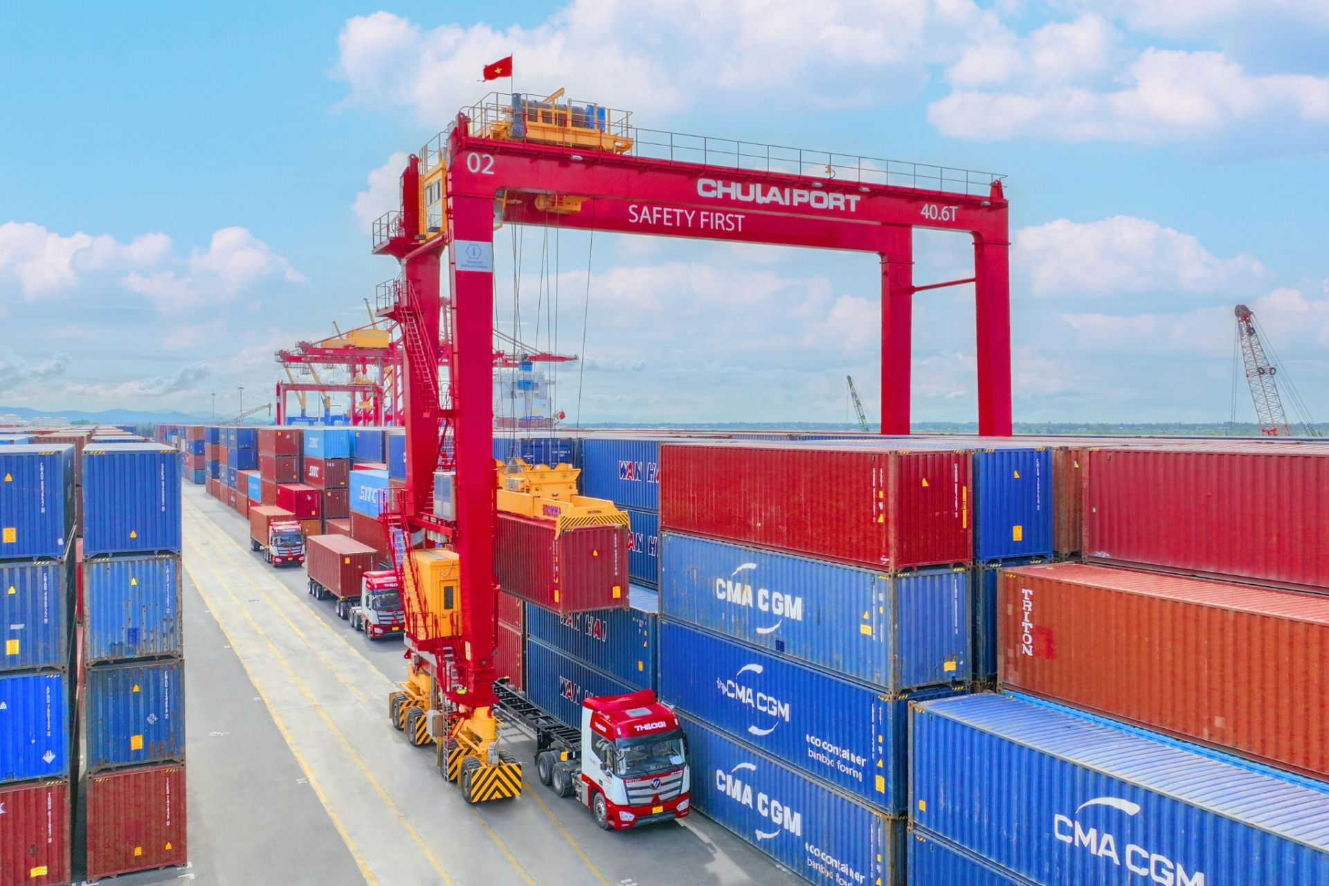 Cảng quốc tế Chu Lai b&igrave;nh ổn ph&iacute; xếp dỡ, n&acirc;ng hạ container