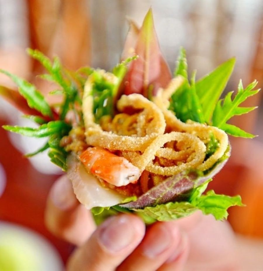 Mỗi lần cuốn, thực khách có thể thay đổi sự kết hợp lá để tạo ra hương vị mới. Mỗi lần cuốn, thực khách có thể thay đổi sự kết hợp lá để tạo ra hương vị mới.