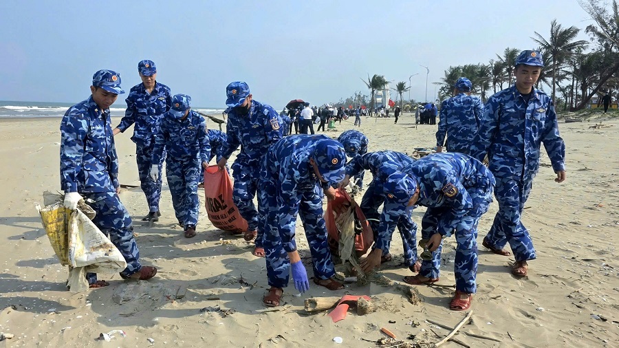 Các lực lượng cùng chung tay thu gom, xử lý rác thải tại bãi biển Xuân Thành. Các lực lượng cùng chung tay thu gom, xử lý rác thải tại bãi biển Xuân Thành.
