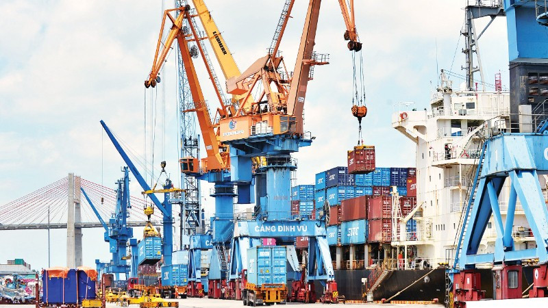 Vận chuyển hàng hóa tại cảng Đình Vũ, thành phố Hải Phòng. (Ảnh: ANH ĐỨC) Vận chuyển hàng hóa tại cảng Đình Vũ, thành phố Hải Phòng. (Ảnh: ANH ĐỨC)