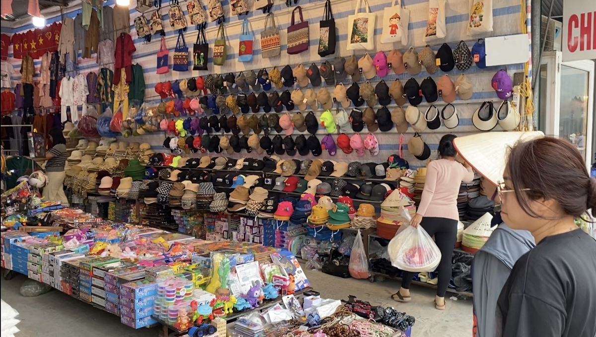 Ngo&agrave;i những sạp h&agrave;ng b&agrave;y b&aacute;n đồ chơi trẻ em gi&aacute; rẻ, la liệt những cửa h&agrave;ng b&agrave;y b&aacute;n mũ thời trang