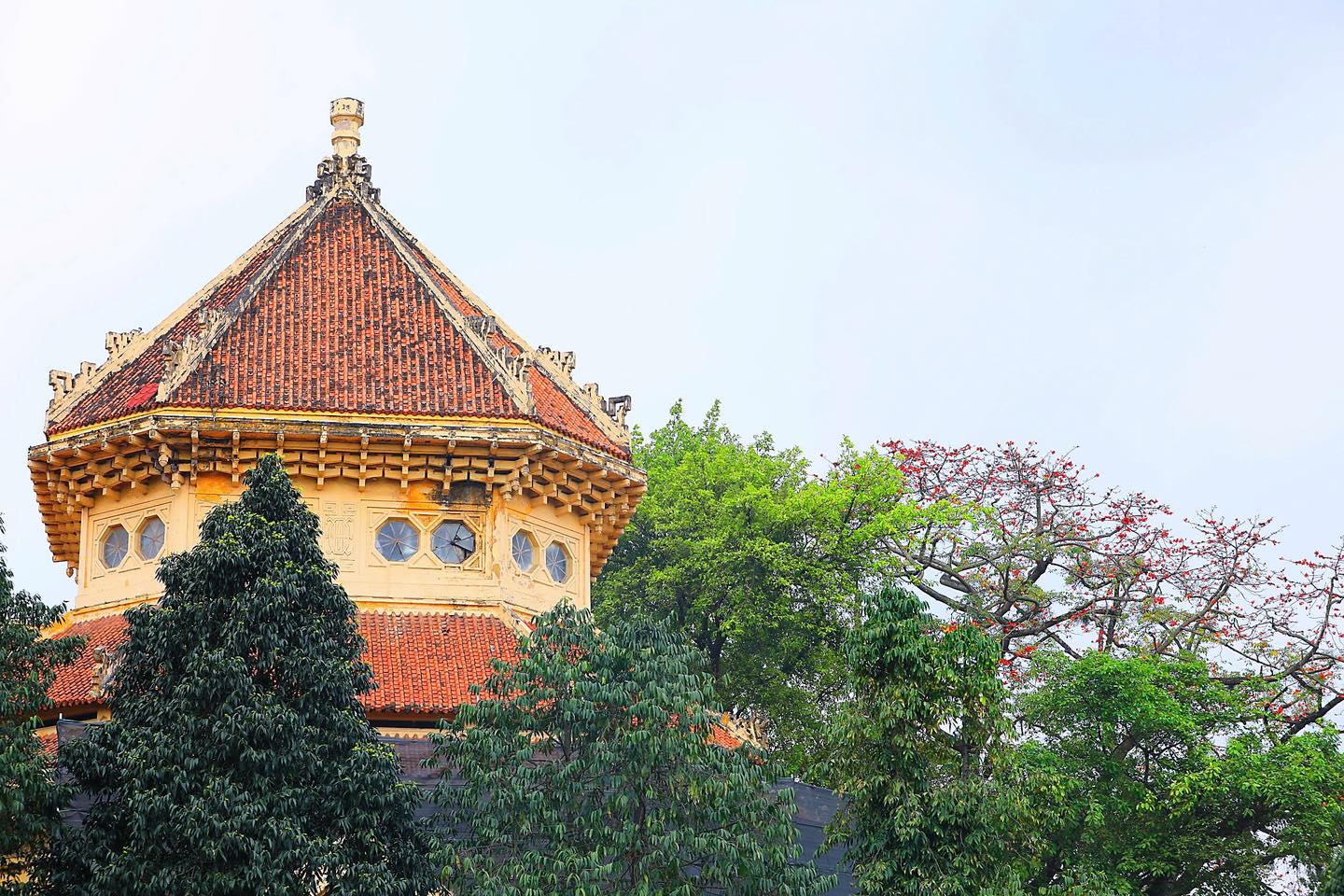 Tháp cổ kính giữa lòng Hà Nội nổi bật trong sắc đỏ hoa gạo – dấu hiệu quen thuộc báo hiệu mùa chuyển giao dịu dàng của Thủ đô. Tháp cổ kính giữa lòng Hà Nội nổi bật trong sắc đỏ hoa gạo – dấu hiệu quen thuộc báo hiệu mùa chuyển giao dịu dàng của Thủ đô.