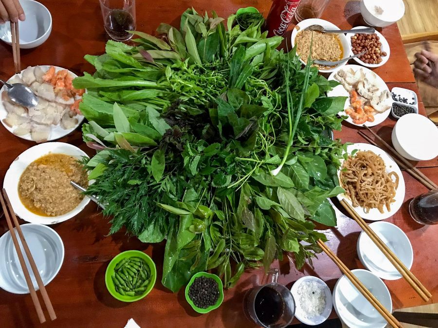 Nguyên liệu chính của gỏi lá Kon Tum nằm ở hơn 30 đến 60 loại lá, tùy theo mùa. Nguyên liệu chính của gỏi lá Kon Tum nằm ở hơn 30 đến 60 loại lá, tùy theo mùa.