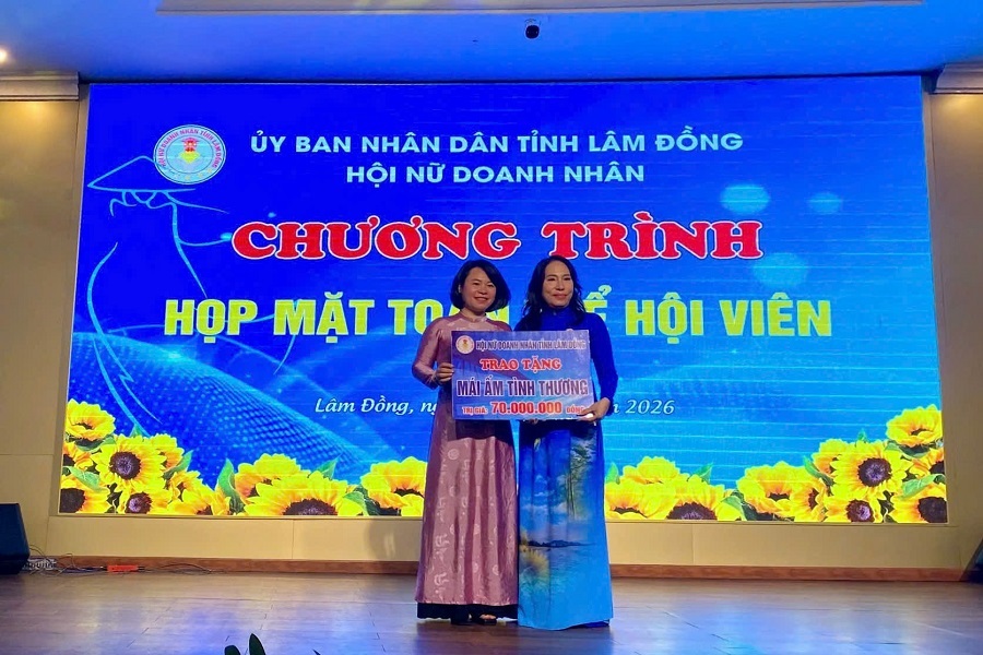 B&agrave; Đặng Thị Lynh Trang, Chủ tịch Hội Nữ doanh nh&acirc;n tỉnh L&acirc;m Đồng trao tặng nh&agrave; t&igrave;nh nghĩa cho 1 hội vi&ecirc;n Hội Phụ nữ Việt Nam tỉnh trị gi&aacute; 70 triệu đồng do b&agrave; Nguyễn Thị Tr&agrave; Linh, Ph&oacute; Chủ tịch Hội LHPN tỉnh tiếp nhận
