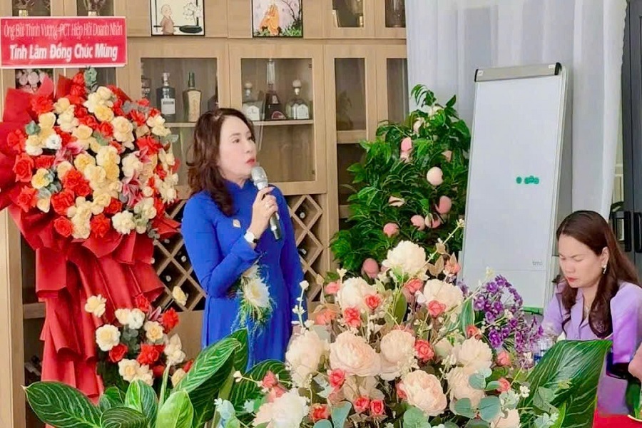 B&agrave; Đặng Thị Lynh Trang, Chủ tịch Hội Nữ doanh nh&acirc;n tỉnh L&acirc;m Đồng gặp mặt c&aacute;c hội vi&ecirc;n khu vực Đắk N&ocirc;ng