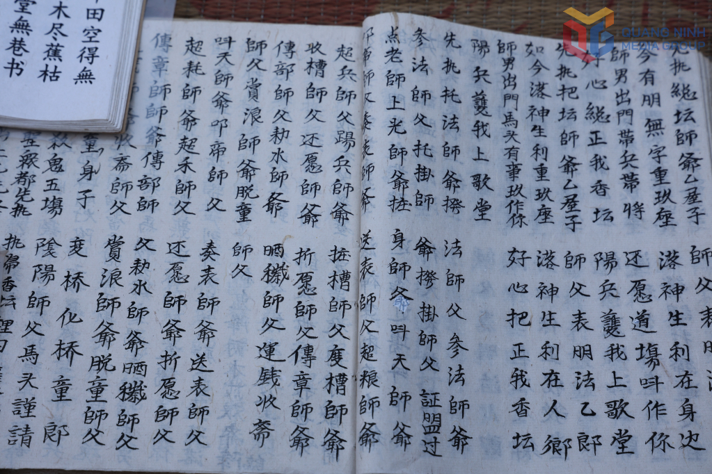 S&aacute;ch chữ N&ocirc;m được viết tay rất đẹp