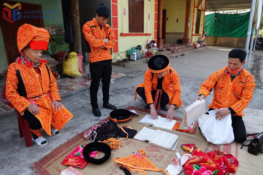 &Ocirc;ng Dương Nho Kim sửa soạn s&aacute;ch c&uacute;ng chuẩn bị h&agrave;nh lễ