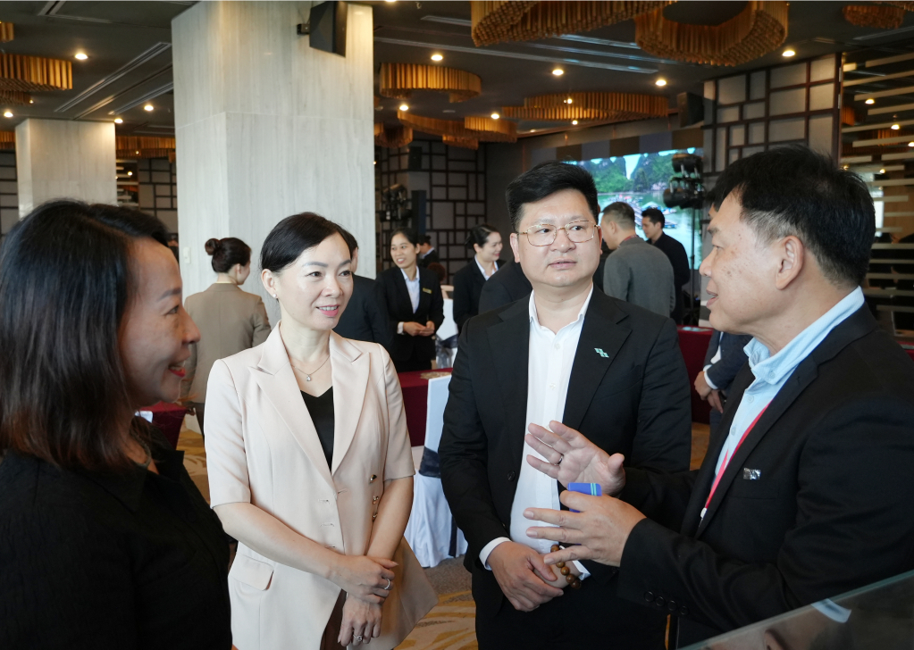 Đại diện Hiệp hội du lịch TP Chiang Mai (ngoài cùng bên phải) trao đổi với đại diện Sở Văn hóa,Thể thao và Du lịch tỉnh cùng các doanh nghiệp của tỉnh về tiềm năng của thị trường Thái Lan Đại diện Hiệp hội du lịch TP Chiang Mai (ngoài cùng bên phải) trao đổi với đại diện Sở Văn hóa,Thể thao và Du lịch tỉnh cùng các doanh nghiệp của tỉnh về tiềm năng của thị trường Thái Lan