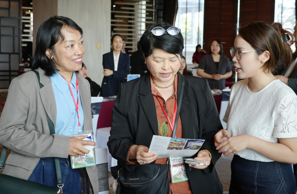 Phiên kết nối doanh nghiệp (B2B), tạo điều kiện để các doanh nghiệp lữ hãnh hai bên trao đổi, xây dựng sản phẩm du lịch phù hợp từng phân khúc khách Phiên kết nối doanh nghiệp (B2B), tạo điều kiện để các doanh nghiệp lữ hãnh hai bên trao đổi, xây dựng sản phẩm du lịch phù hợp từng phân khúc khách