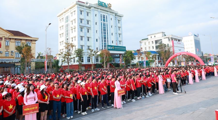 Hơn 3.000 người c&oacute; mặt tại Quảng trường Th&agrave;nh Sen tham gia Ng&agrave;y chạy Olympic 2026