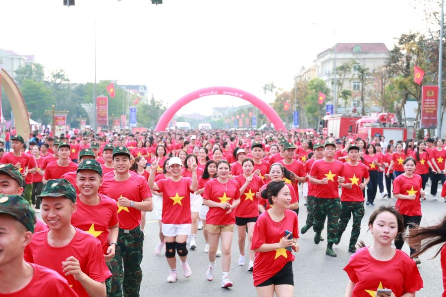 Nhiều c&aacute;n bộ, chiến sĩ, lực lượng vũ trang v&agrave; Nh&acirc;n d&acirc;n đ&atilde; t&iacute;ch cực hưởng ứng Ng&agrave;y chạy Olympic năm 2026