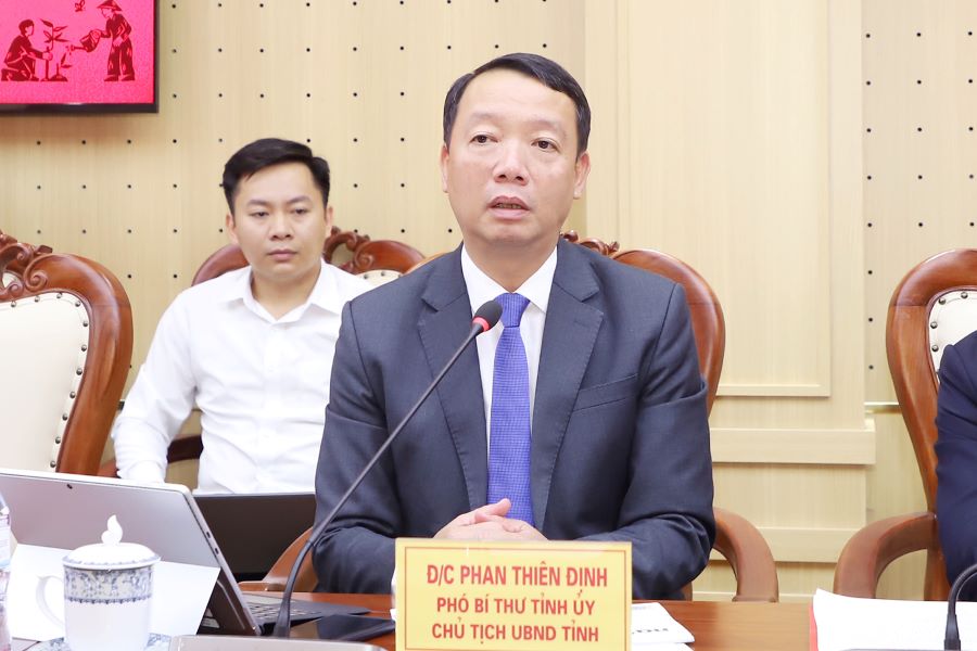 Chủ tịch UBND tỉnh Hà Tĩnh Phan Thiên Định phát biểu tại hội nghị Chủ tịch UBND tỉnh Hà Tĩnh Phan Thiên Định phát biểu tại hội nghị