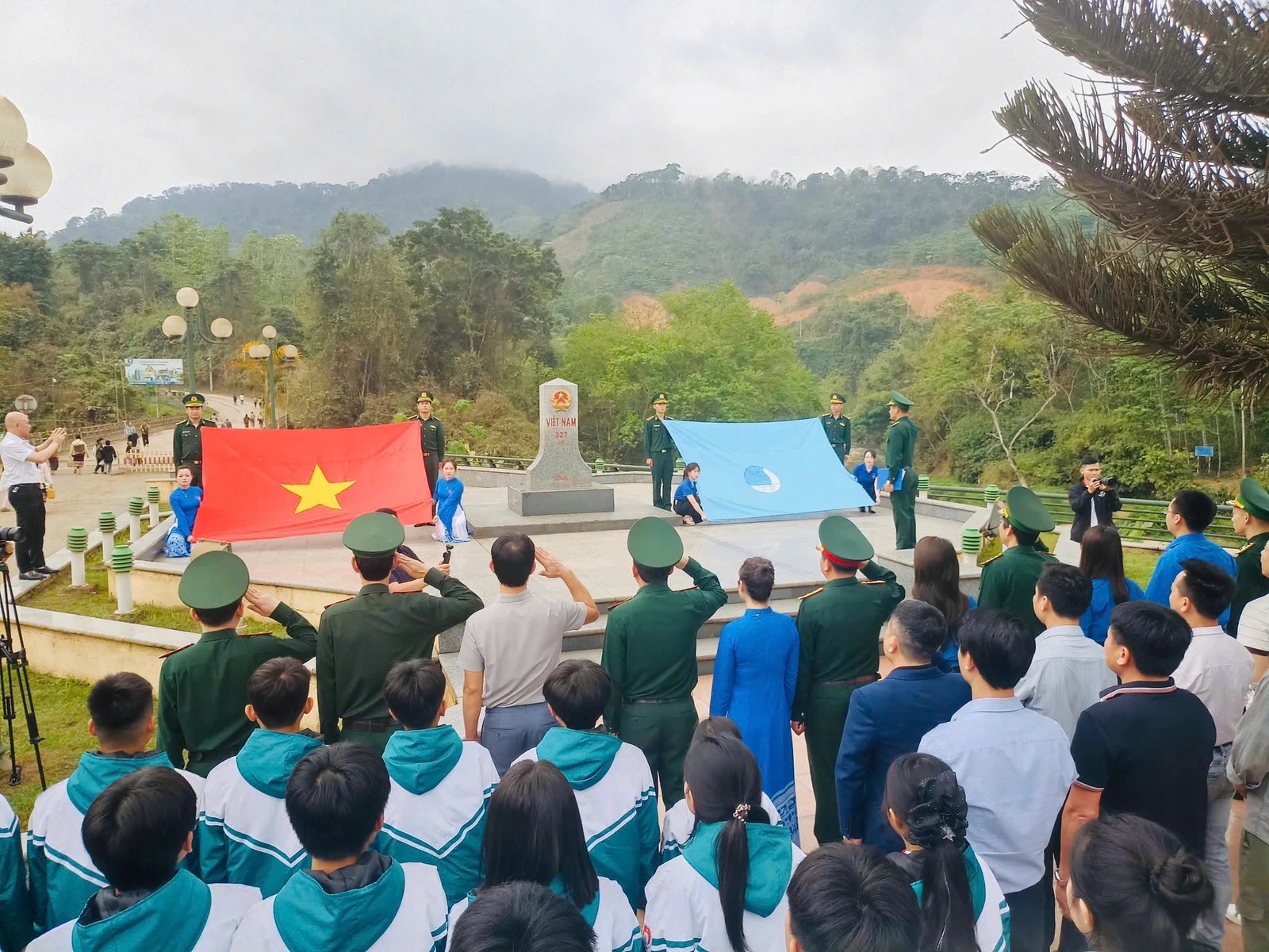 Lễ chào cờ “Tôi yêu Tổ quốc tôi” diễn ra trang nghiêm tại cột mốc 327 (1) – Trạm Kiểm soát biên phòng Cửa khẩu Quốc tế Na Mèo. Lễ chào cờ “Tôi yêu Tổ quốc tôi” diễn ra trang nghiêm tại cột mốc 327 (1) – Trạm Kiểm soát biên phòng Cửa khẩu Quốc tế Na Mèo.