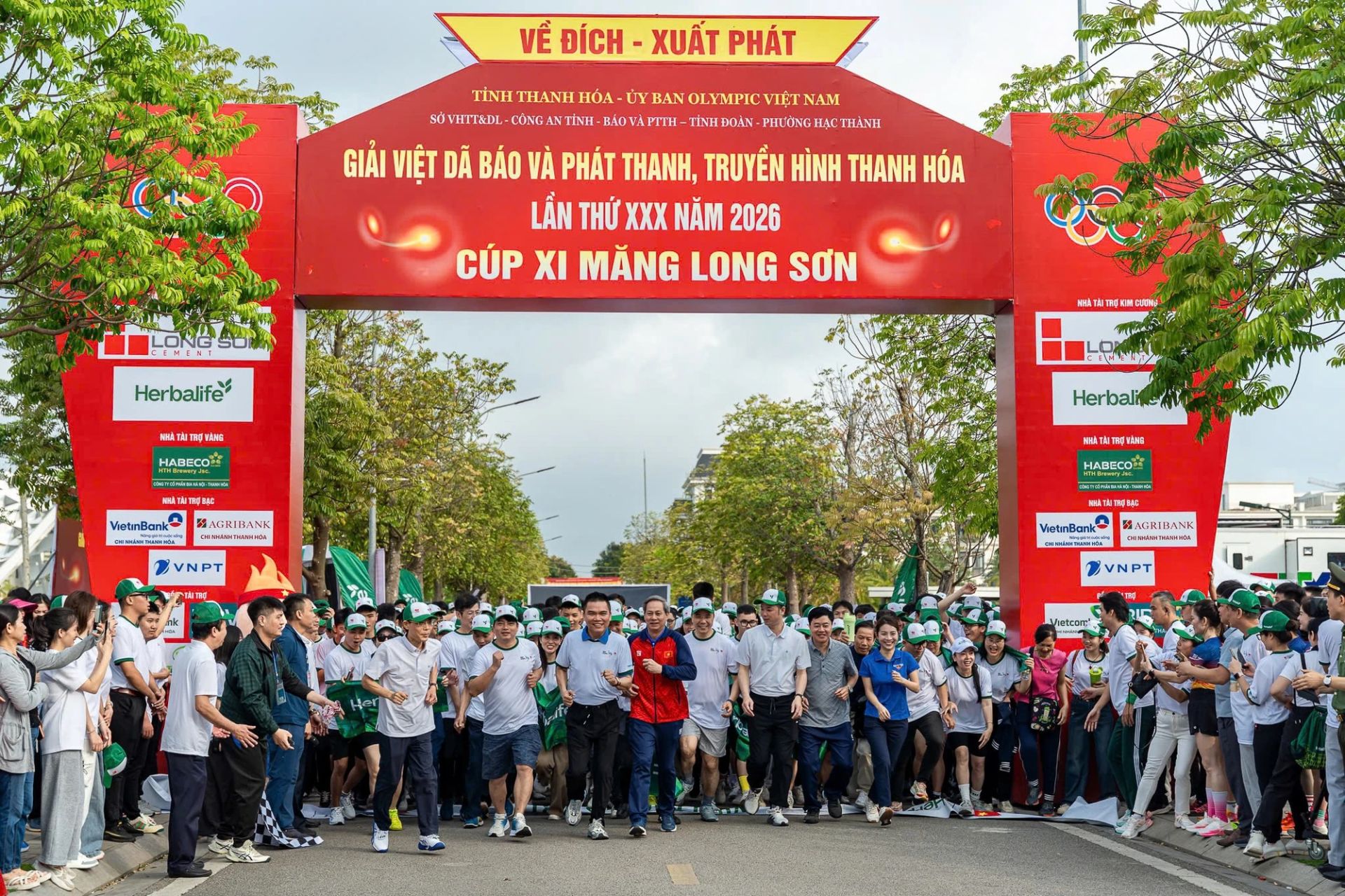 Các đồng chí lãnh đạo tỉnh cùng đông đảo Nhân dân chạy hưởng ứng. Các đồng chí lãnh đạo tỉnh cùng đông đảo Nhân dân chạy hưởng ứng.