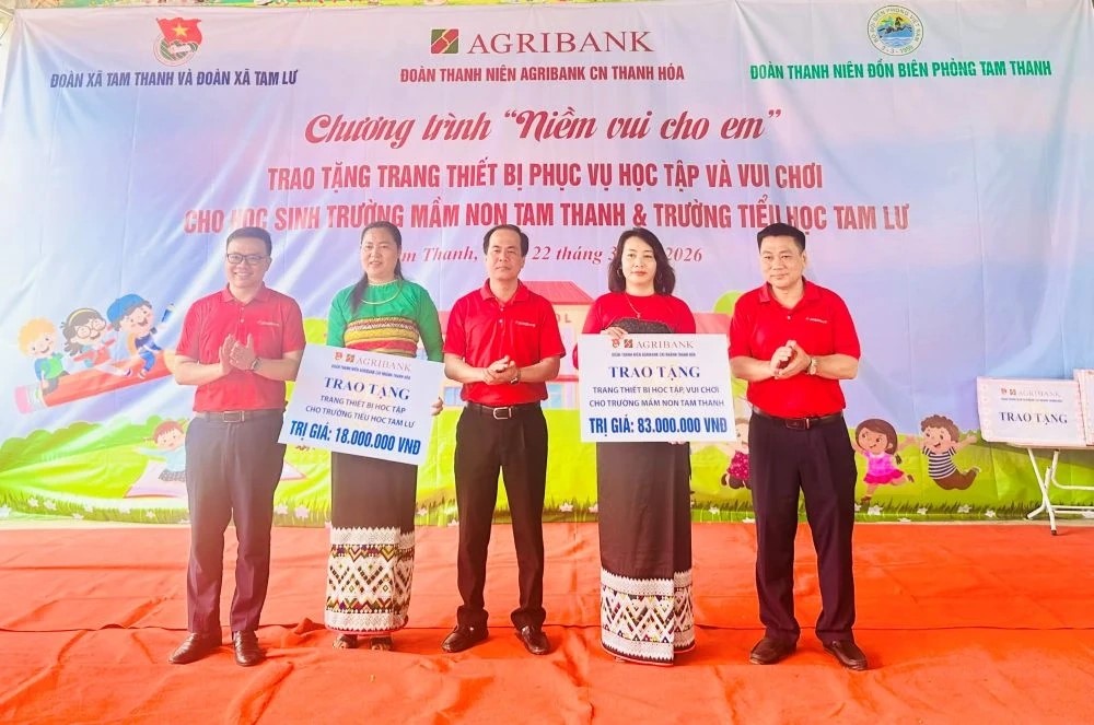 Đoàn Thanh niên Agribank Thanh Hóa trao quà cho Trường Mầm non Tam Thanh vàTrường Tiểu học Tam Lư. Đoàn Thanh niên Agribank Thanh Hóa trao quà cho Trường Mầm non Tam Thanh vàTrường Tiểu học Tam Lư.