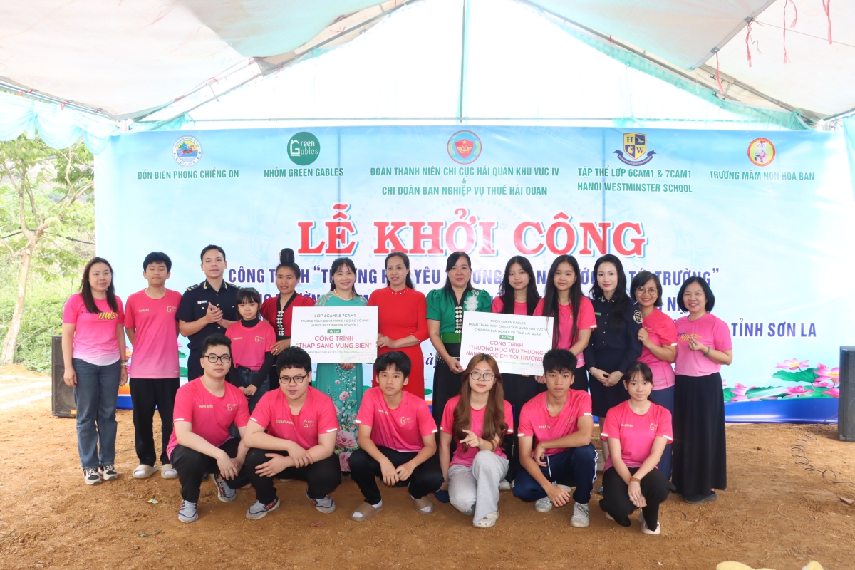 Đại diện các đơn vị, các nhà hảo tâm trao biển tượng trưng quà tặng các công trình cho đại diện Trường mầm non Hoa Ban và Trưởng bản Tràng Nặm. Ảnh: T.Bình Đại diện các đơn vị, các nhà hảo tâm trao biển tượng trưng quà tặng các công trình cho đại diện Trường mầm non Hoa Ban và Trưởng bản Tràng Nặm. Ảnh: T.Bình