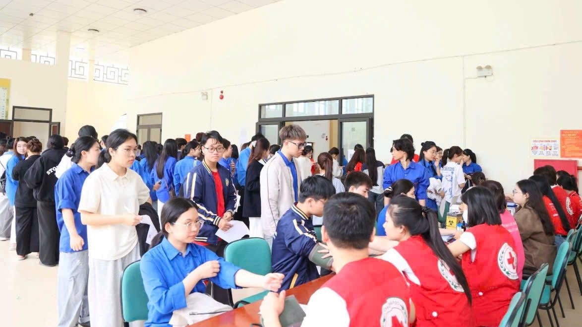 Lan tỏa tinh thần sống đẹp từ chương trình “Ngày Chủ nhật đỏ năm 2026" tại Trường Đại học Hồng Đức