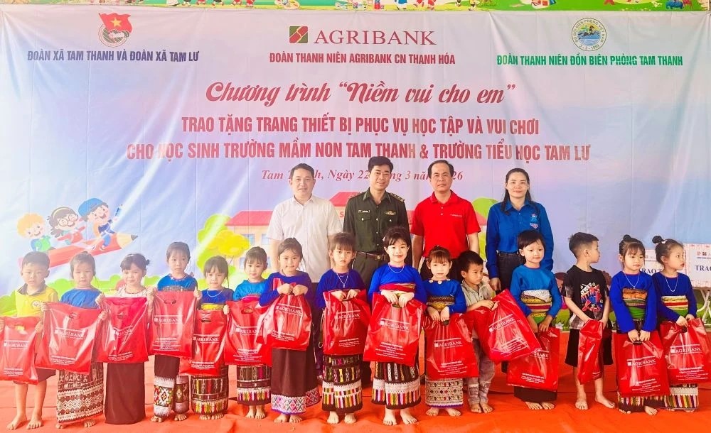 Đoàn Thanh niên Agribank Thanh Hóa tặng quà cho học sinh vùng cao