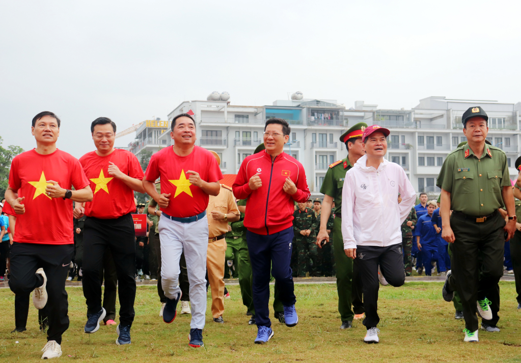 Ngay sau lễ khai mạc, c&aacute;c đại biểu c&ugrave;ng ra s&acirc;n khởi động chuẩn bị chinh phục đường chạy đường bao biển Trần Quốc Nghiễn