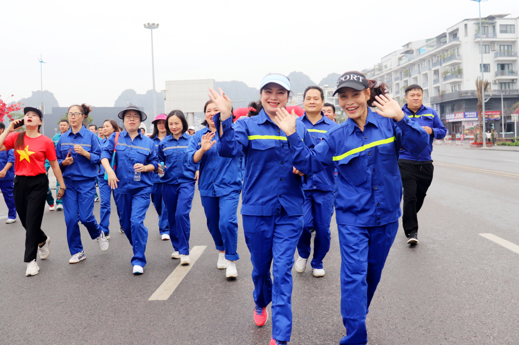 Khối c&ocirc;ng nh&acirc;n ng&agrave;nh Than nhiệt t&igrave;nh, vui vẻ tr&ecirc;n đường chạy