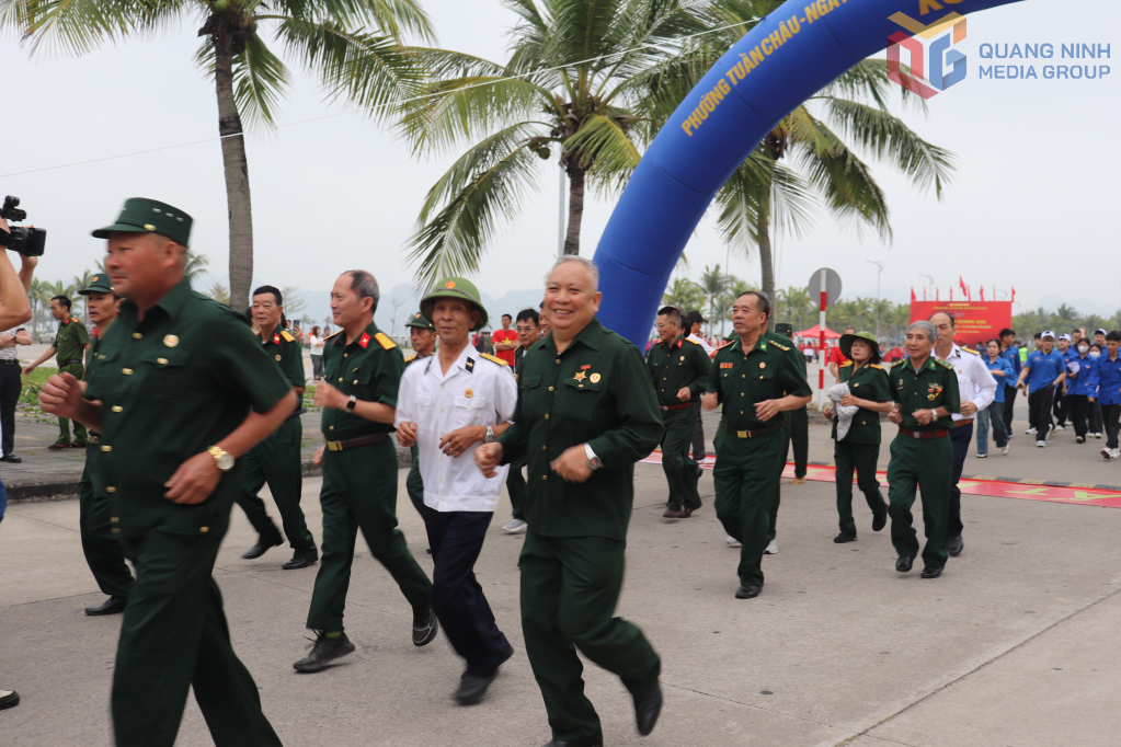Lực lượng Cựu chiến binh phường Tuần Ch&acirc;u tham gia Ng&agrave;y chạy Olympic năm 2026