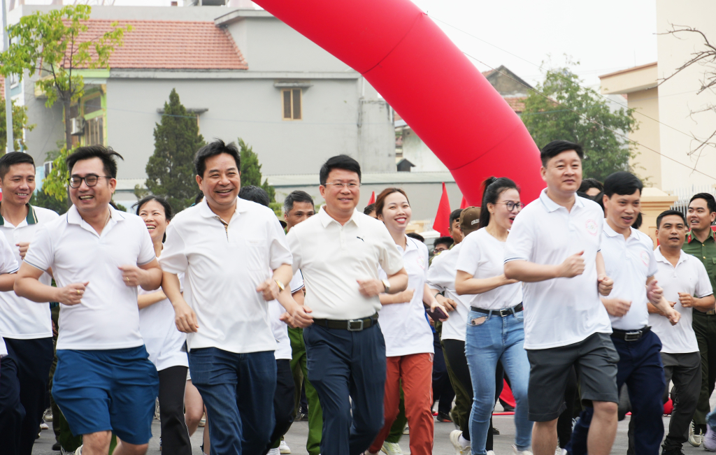 Chương tr&igrave;nh thu h&uacute;t hơn 1.000 người tr&ecirc;n địa b&agrave;n phường Việt Hưngt tham gia