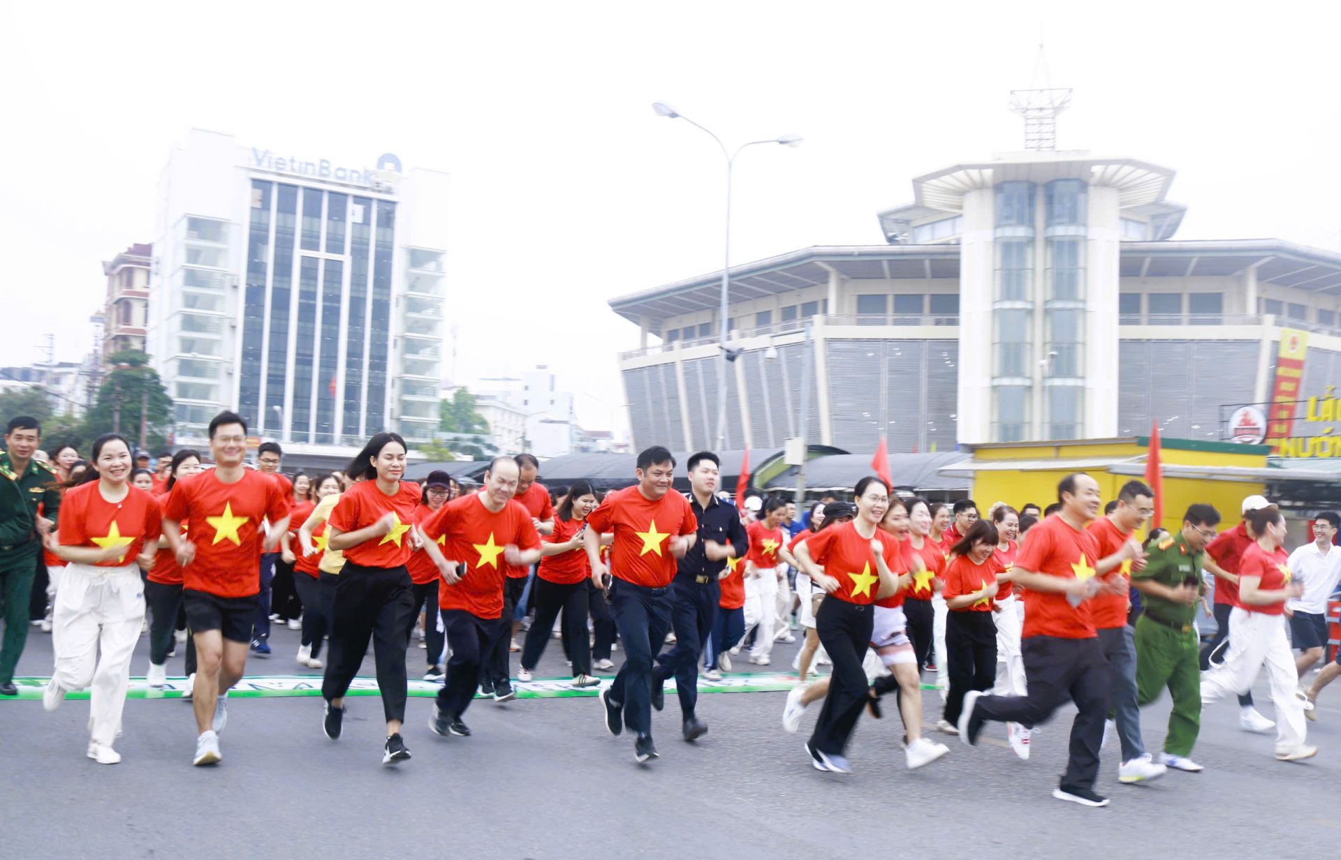 M&agrave;u cờ Tổ quốc l&agrave; sắc m&agrave;u chủ đạo của d&ograve;ng người trong Ng&agrave;y chạy Olympic tại phường M&oacute;ng C&aacute;i 1