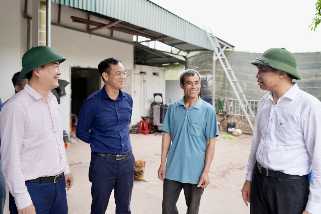 Phó Chủ tịch Thường trực UBND tỉnh Quảng Ninh gặp gỡ, trò chuyện, động viên người dân có nhà bị ảnh hưởng Phó Chủ tịch Thường trực UBND tỉnh Quảng Ninh gặp gỡ, trò chuyện, động viên người dân có nhà bị ảnh hưởng