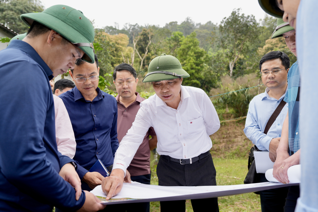 Ông Vũ Văn Diện, Phó Chủ tịch Thường trực UBND tỉnh Quảng Ninh, kiểm tra giới tuyến thi công đoạn qua xã Tiên Yên Ông Vũ Văn Diện, Phó Chủ tịch Thường trực UBND tỉnh Quảng Ninh, kiểm tra giới tuyến thi công đoạn qua xã Tiên Yên
