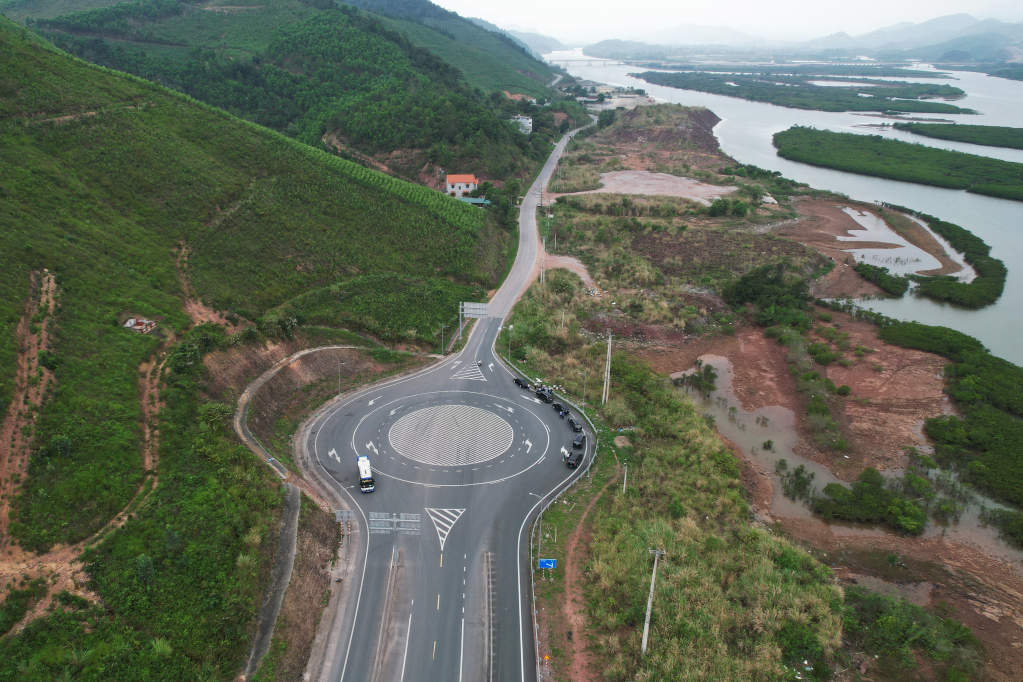 Vị trí cuối tuyến nối với cao tốc Vân Đồn - Móng Cái Vị trí cuối tuyến nối với cao tốc Vân Đồn - Móng Cái
