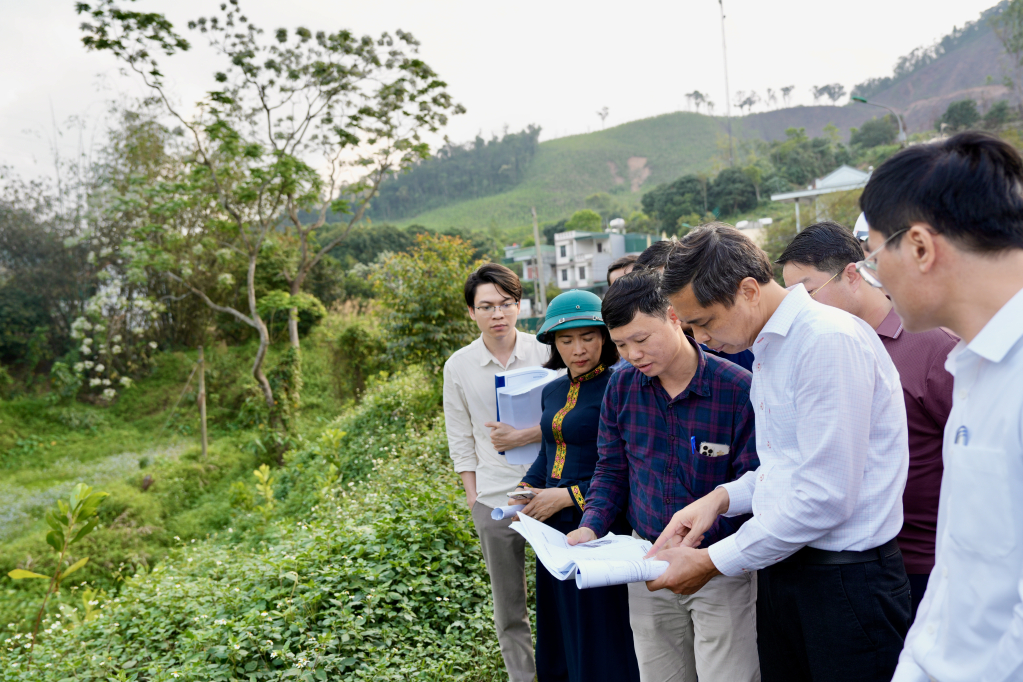 Phó Chủ tịch Thường trực UBND tỉnh Quảng Ninh Vũ Văn Diện kiểm tra công tác GPMB dự án nâng cấp, cải tạo QL4B
