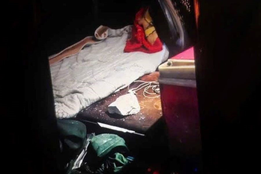 Xe bị n&eacute;m đ&aacute; thủng k&iacute;nh, đ&aacute; bay v&agrave;o buồng l&aacute;i của t&agrave;i xế