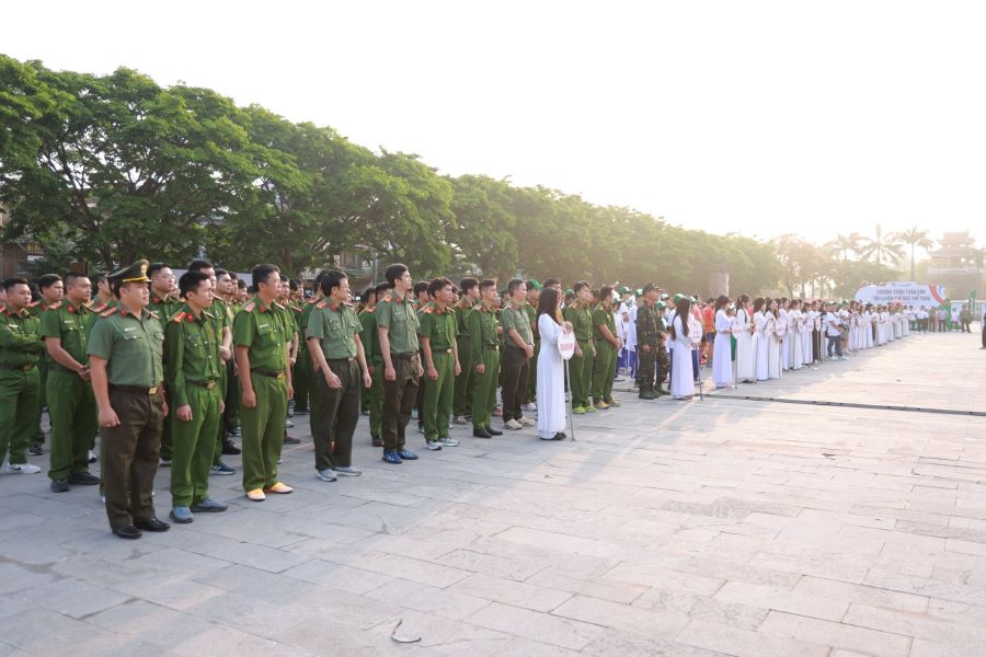 Hơn 1.800 c&aacute;n bộ, chiến sĩ, vận động vi&ecirc;n v&agrave; Nh&acirc;n d&acirc;n c&oacute; mặt tại tại Quảng trường Giải Ph&oacute;ng tham gia Ng&agrave;y chạy Olympic 2026 v&agrave; Giải Việt d&atilde; Đại hội Thể dục Thể thao tỉnh Quảng Trị lần thứ I (2025 - 2026)