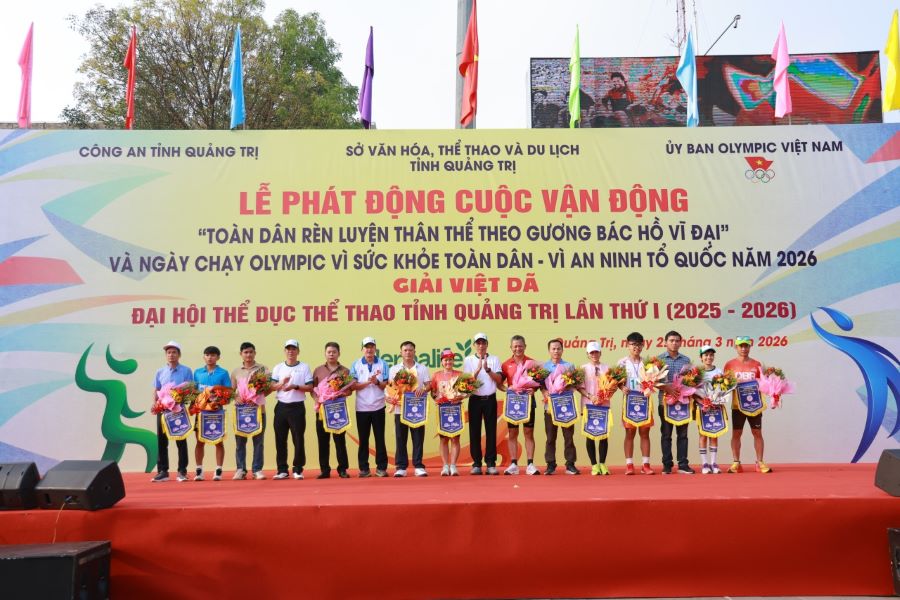Ban Tổ chức trao cờ lưu niệm v&agrave; hoa cho c&aacute;c đo&agrave;n vận động vi&ecirc;n tham dự Giải Việt d&atilde; Đại hội Thể dục Thể thao tỉnh Quảng Trị lần thứ I (2025-2026)