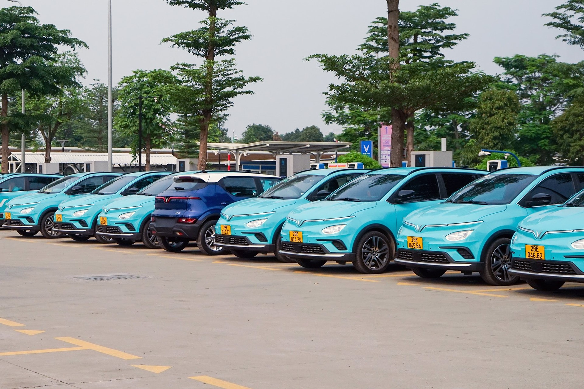 Hà Nội dự kiến ban hành loạt chính sách hỗ trợ chuyển đổi taxi xăng sang taxi điện