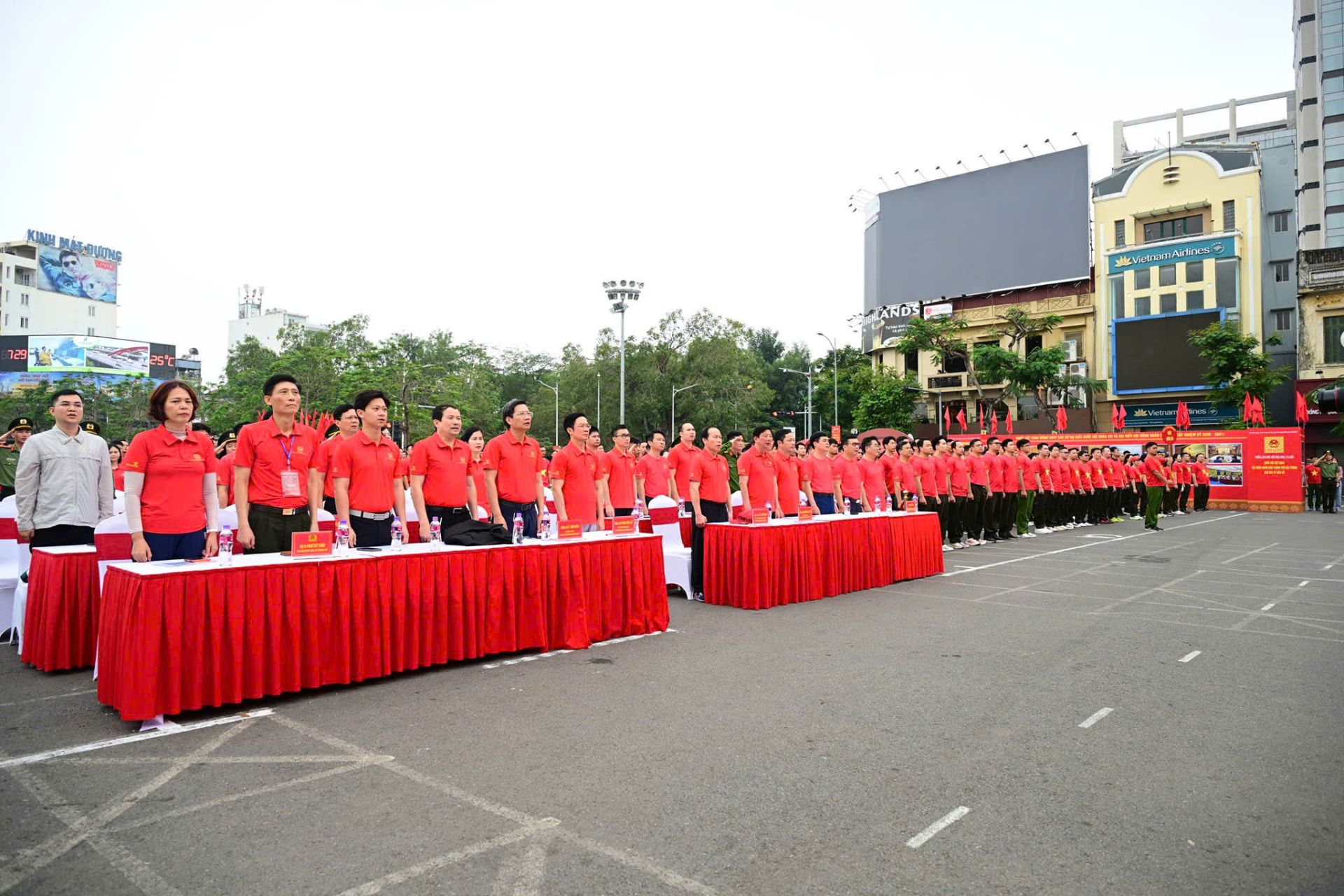 Đại biểu dự Lễ khai mạc Ngày chạy Olympic 2026 “Vì sức khỏe toàn dân - Vì an ninh Tổ quốc” thực hiện nghi lễ chào cờ. Đại biểu dự Lễ khai mạc Ngày chạy Olympic 2026 “Vì sức khỏe toàn dân - Vì an ninh Tổ quốc” thực hiện nghi lễ chào cờ.