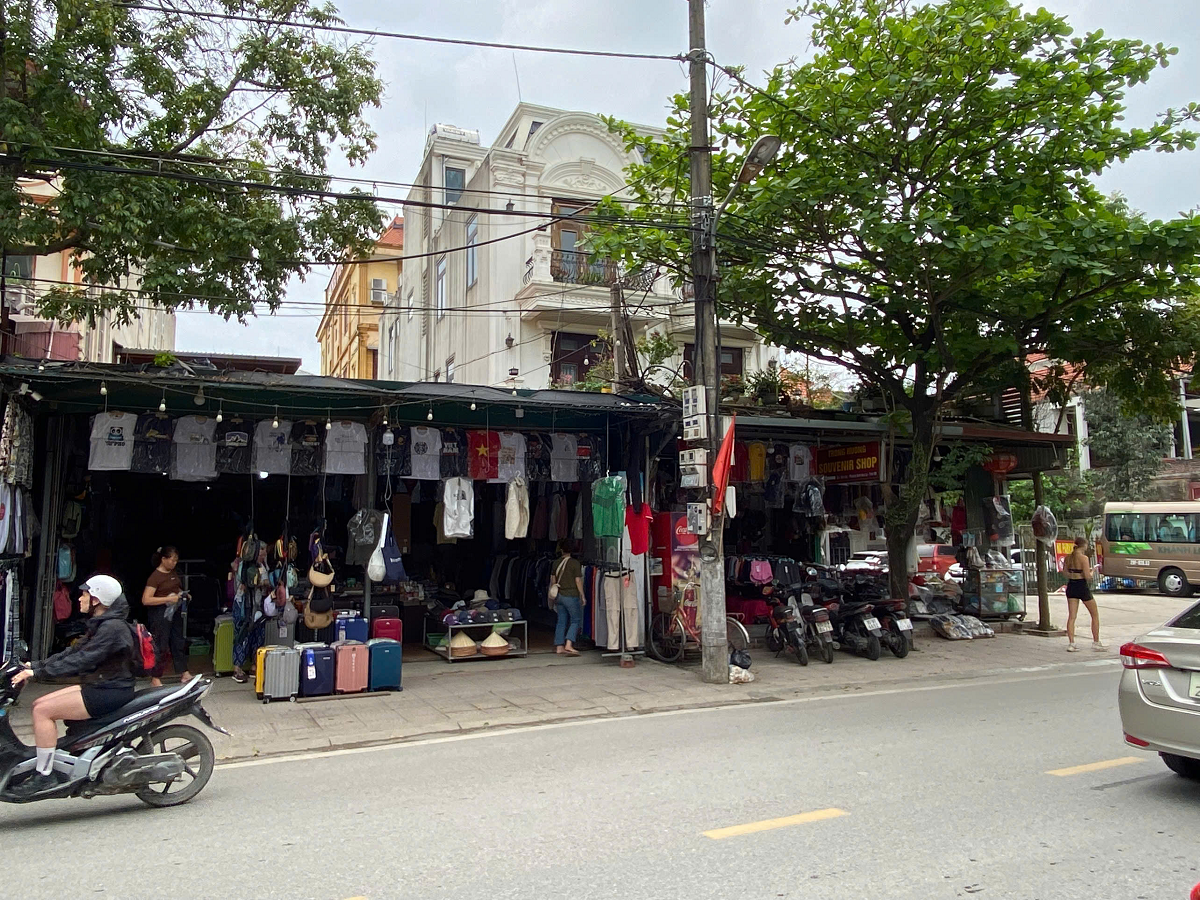 Tiếp tục khảo s&aacute;t tại c&aacute;c điểm b&aacute;n cửa h&agrave;ng quần &aacute;o, t&uacute;i x&aacute;ch dọc tuyến phố