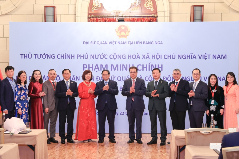 Thủ tướng, Ph&oacute; Thủ tướng Trần Hồng H&agrave;, Ph&oacute; Thủ tướng B&ugrave;i Thanh Sơn v&agrave; cộng đồng người Việt Nam tại Li&ecirc;n bang Nga tại buổi gặp - Ảnh: VGP/Nhật Bắc