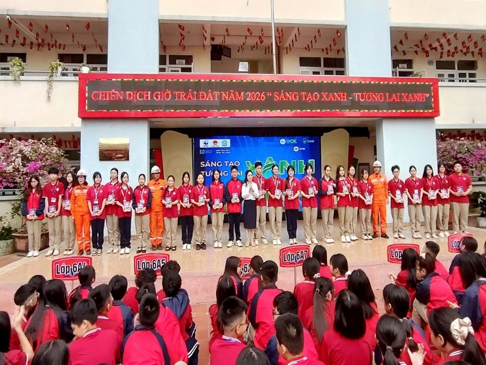 C&ocirc;ng ty Điện lực Quảng Ninh tặng 200 cuốn s&aacute;ch tranh &ldquo;B&iacute; mật Quả cầu T&iacute;m&rdquo; cho c&aacute;c em học sinh Trường THCS L&ecirc; Văn T&aacute;m trong chương tr&igrave;nh tuy&ecirc;n truyền Giờ tr&aacute;i đất năm 2026