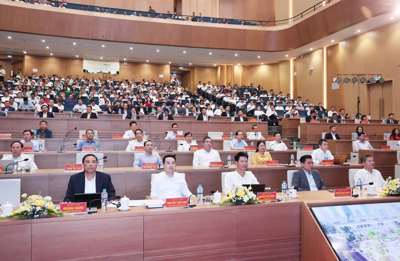 Toàn cảnh Hội nghị công bố Quyết định điều chỉnh Quy hoạch tỉnh Lào Cai thời kỳ 2021–2030, tầm nhìn đến năm 2050, thu hút đông đảo đại biểu, doanh nghiệp tham dự. Toàn cảnh Hội nghị công bố Quyết định điều chỉnh Quy hoạch tỉnh Lào Cai thời kỳ 2021–2030, tầm nhìn đến năm 2050, thu hút đông đảo đại biểu, doanh nghiệp tham dự.