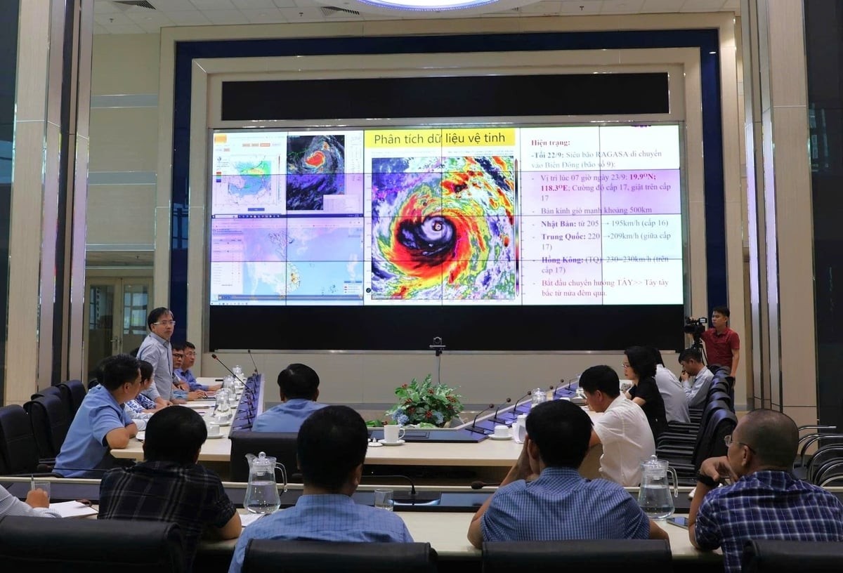 Cuộc họp nhận định dự b&aacute;o si&ecirc;u b&atilde;o Ragasa (b&atilde;o số 9 năm 2025) tại Cục Kh&iacute; tượng Thủy văn. Ảnh:&nbsp;Trung Nguy&ecirc;n.
