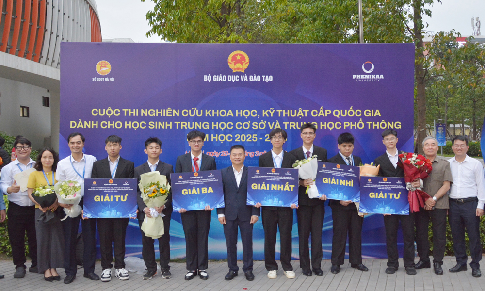 Ph&oacute; Gi&aacute;m đốc Sở Gi&aacute;o dục v&agrave; Đ&agrave;o tạo Bắc Ninh Bạch Đăng Khoa (giữa) ch&uacute;c mừng c&aacute;c em học sinh Bắc Ninh c&oacute; dự &aacute;n đạt giải quốc gia.