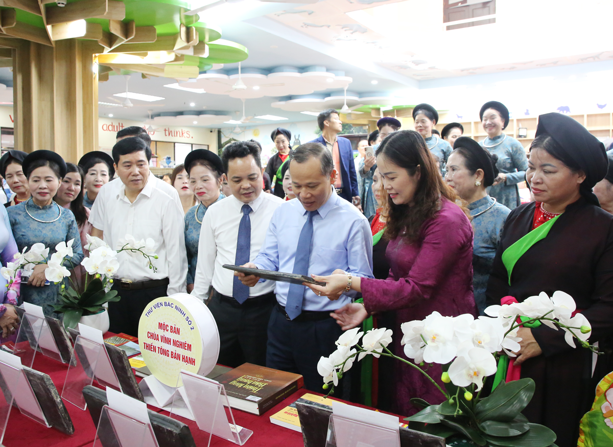 Đồng chí Mai Sơn, Phó Chủ tịch Thường trực UBND tỉnh cùng các đại biểu tham quan khu vực trưng bày trong nhà Đồng chí Mai Sơn, Phó Chủ tịch Thường trực UBND tỉnh cùng các đại biểu tham quan khu vực trưng bày trong nhà