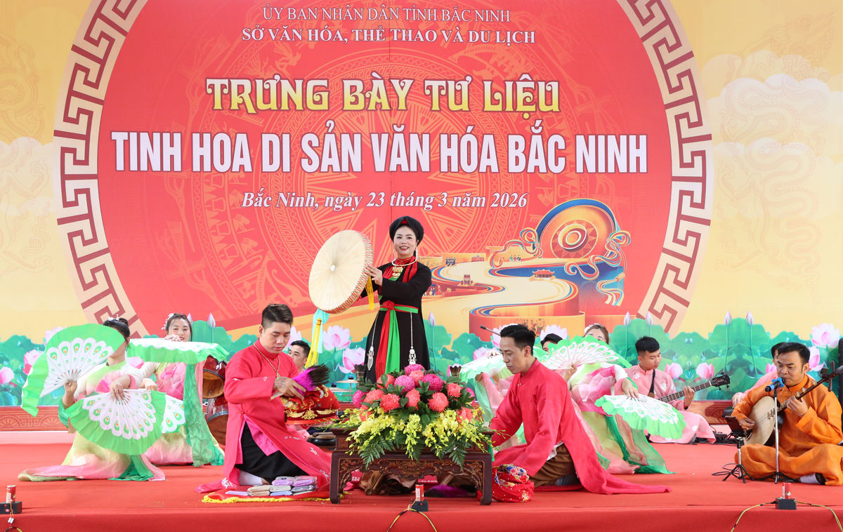 Tái hiện thực hành tín ngưỡng Thờ Mẫu Tam phủ của người Việt tại Lễ khai mạc trưng bày Tái hiện thực hành tín ngưỡng Thờ Mẫu Tam phủ của người Việt tại Lễ khai mạc trưng bày