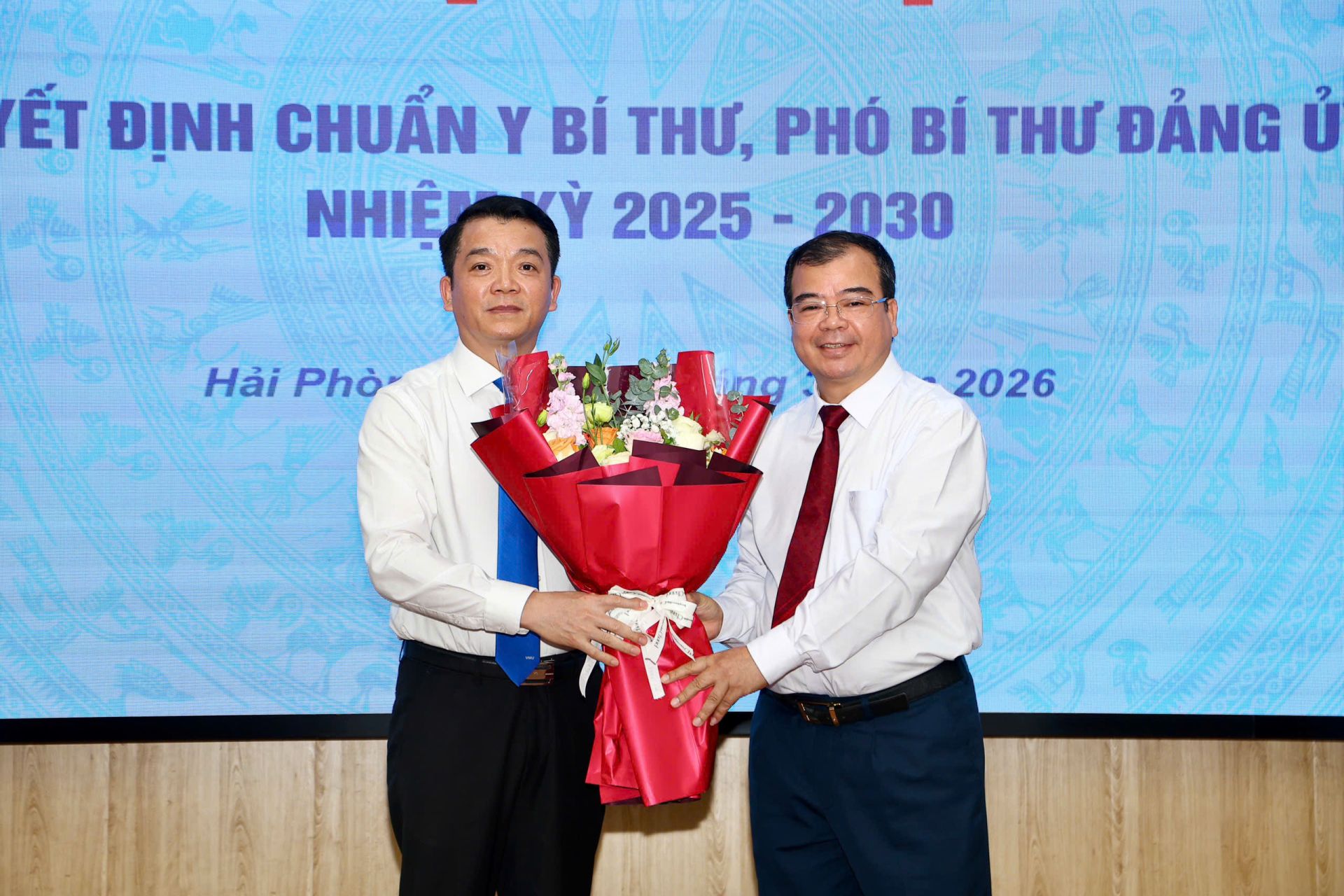 Phó Chủ tịch UBND thành phố Nguyễn Minh Hùng tặng hoa đồng chí Nguyễn Khắc Khiêm, nguyên Bí thư Đảng ủy Nhà trường. Phó Chủ tịch UBND thành phố Nguyễn Minh Hùng tặng hoa đồng chí Nguyễn Khắc Khiêm, nguyên Bí thư Đảng ủy Nhà trường.